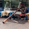 Aborigen con didgeridoo