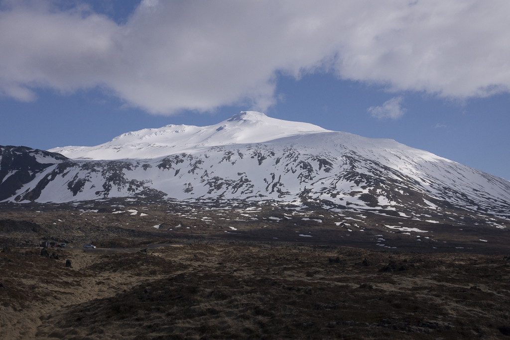 El glaciar Snæfellsjökull. Bajo él, toneladas de hielo esconden el antiguo cono del volcán Snaefells donde Julio Verne sitúa la mismísima entrada al centro de la tierra. La foto está tomada desde Djúpalónssandur